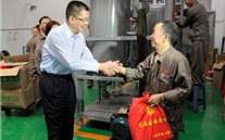 重庆市人大常委会副主任、市总工会主席郑洪一行在“双节”来临之际到我集团慰问一线员工