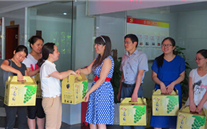 夏日炎炎送清凉，情意暖暖感人心