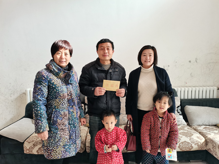 成武公司总经理尹晓莉、工会主席袁洁到员王国建家中送温暖2