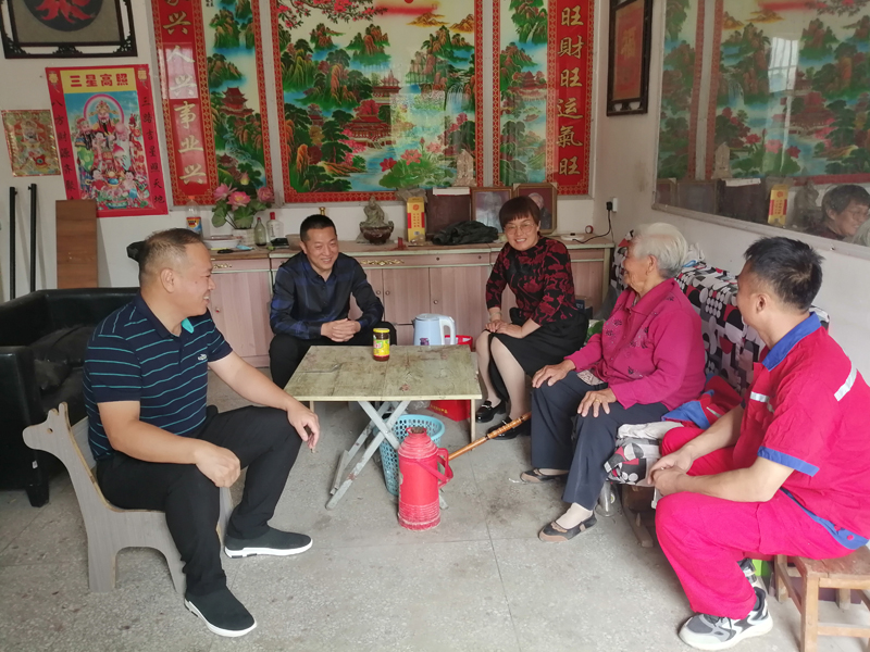 太康公司慰问老人 太康公司慰问老人