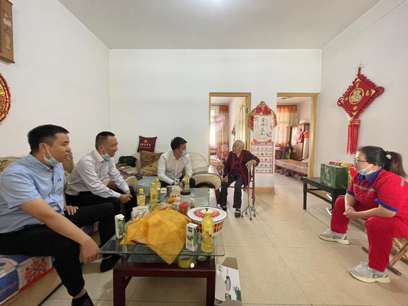 金乡公司慰问老人 金乡公司慰问老人