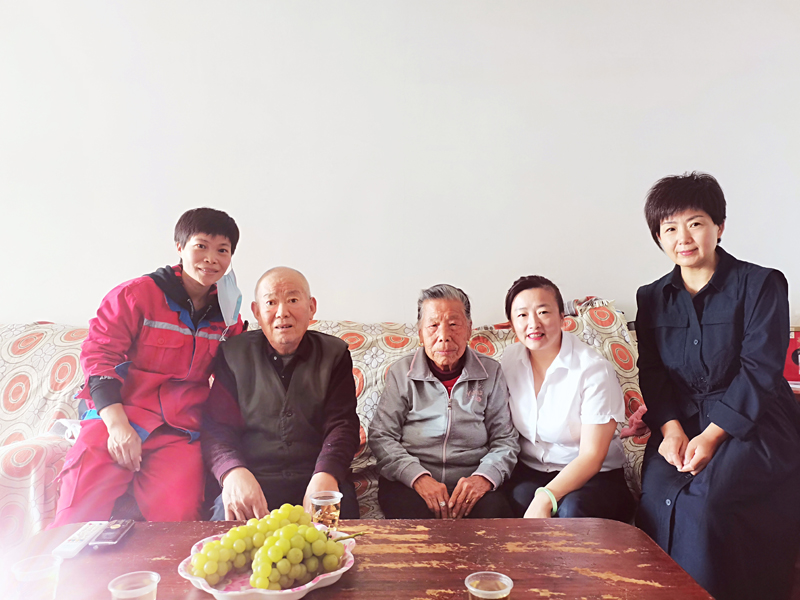 成武公司慰问老人 成武公司慰问老人