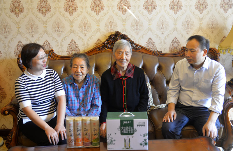 铜梁公司慰问老人 铜梁公司慰问老人